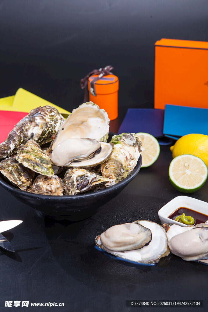 新鲜生蚝配多彩佐料