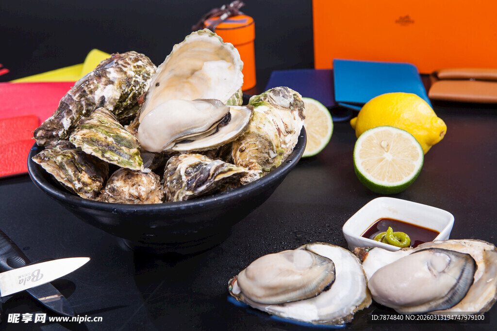 新鲜生蚝搭配多样佐料
