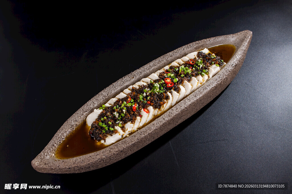 船形盘中的美味菜肴