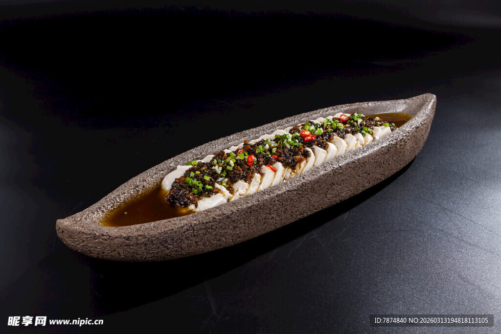 创意船型容器中的特色美食