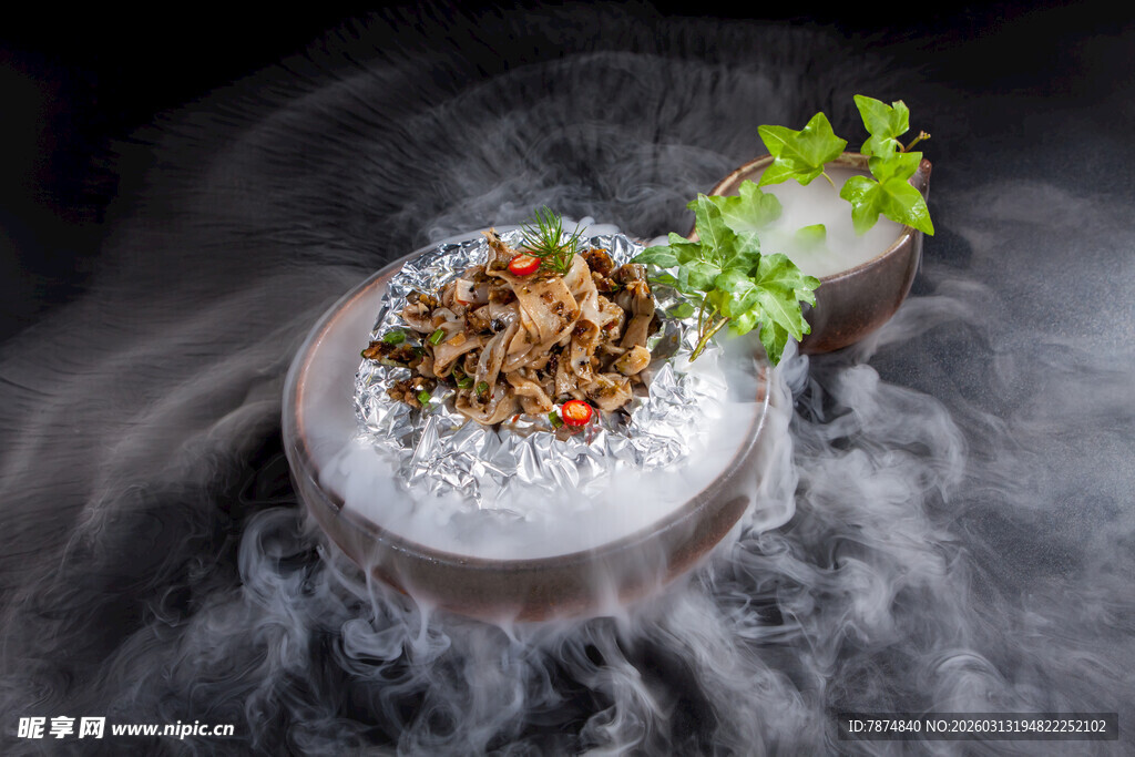 干冰特效下的精致创意菜品