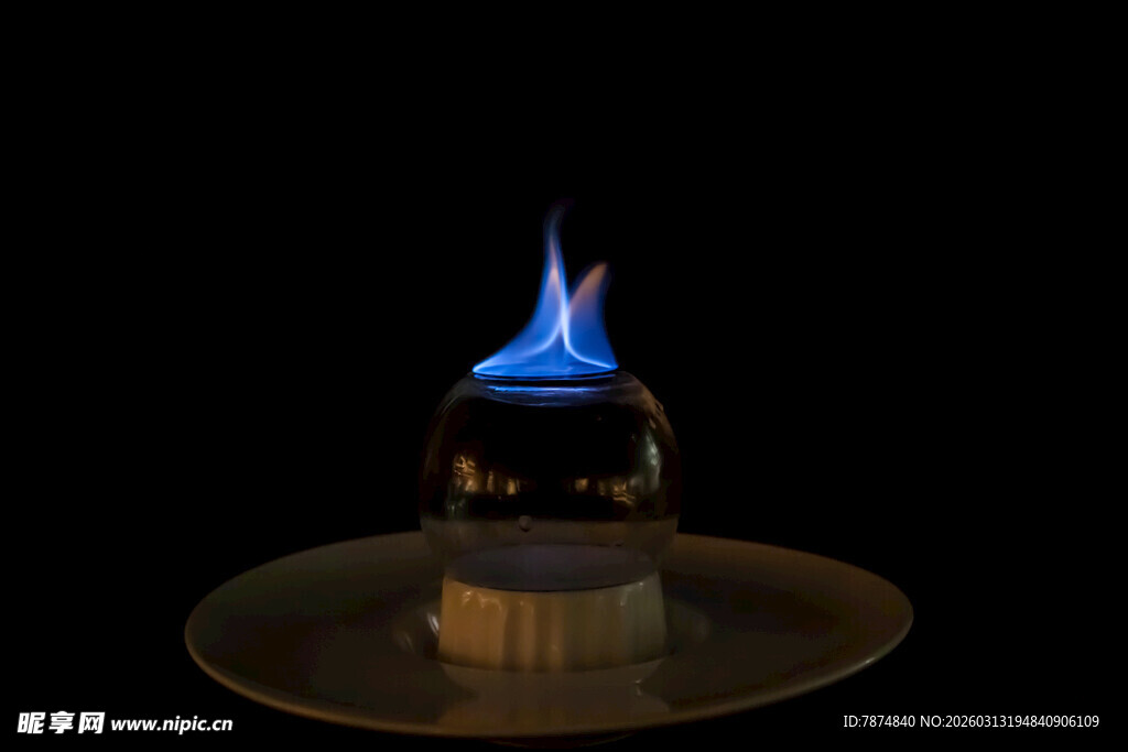 蓝色火焰在玻璃器皿上燃烧