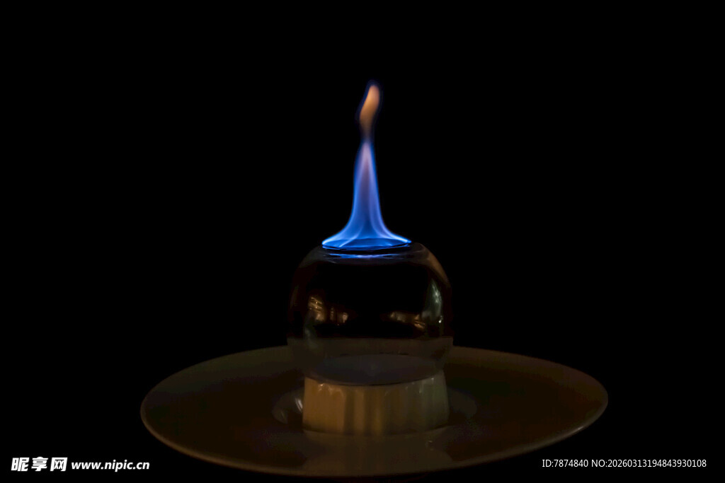 蓝色火焰在容器上燃烧