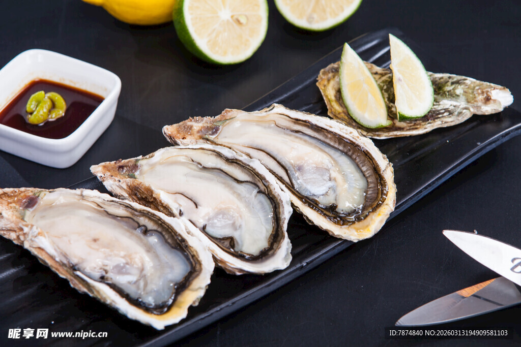 新鲜生蚝搭配柠檬与蘸料