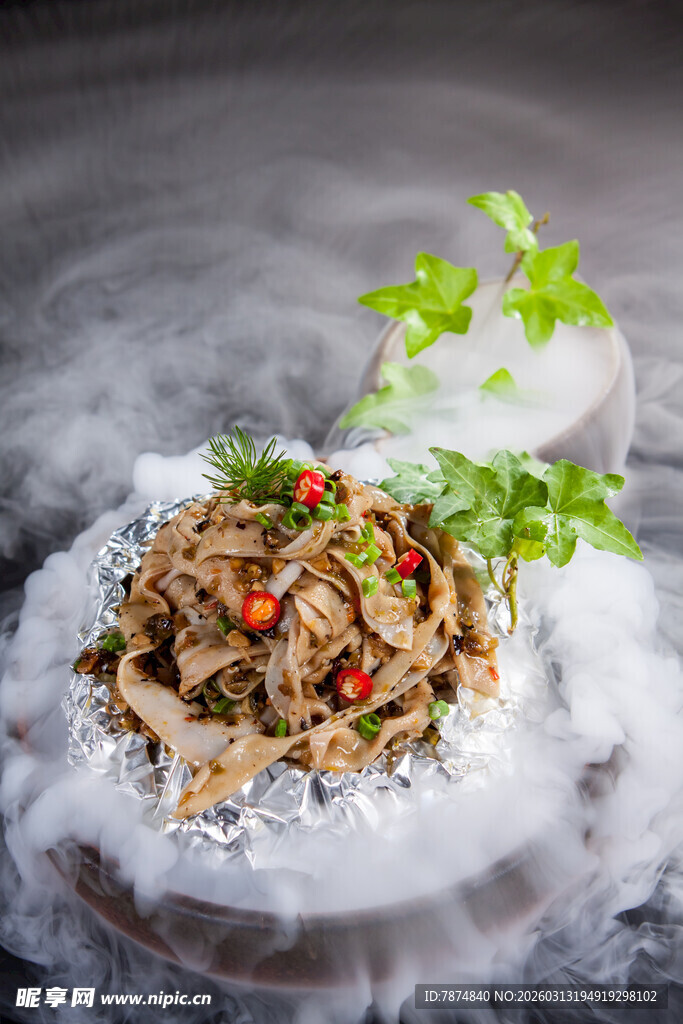 烟雾缭绕的美味特色菜肴