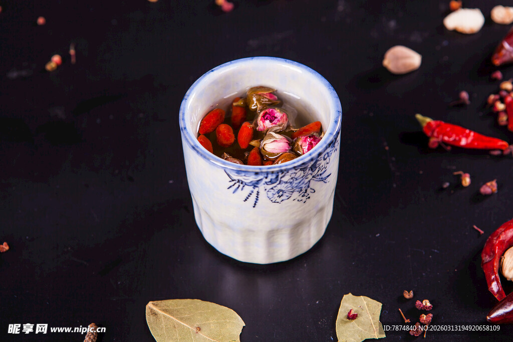 青花瓷杯中的养生花茶