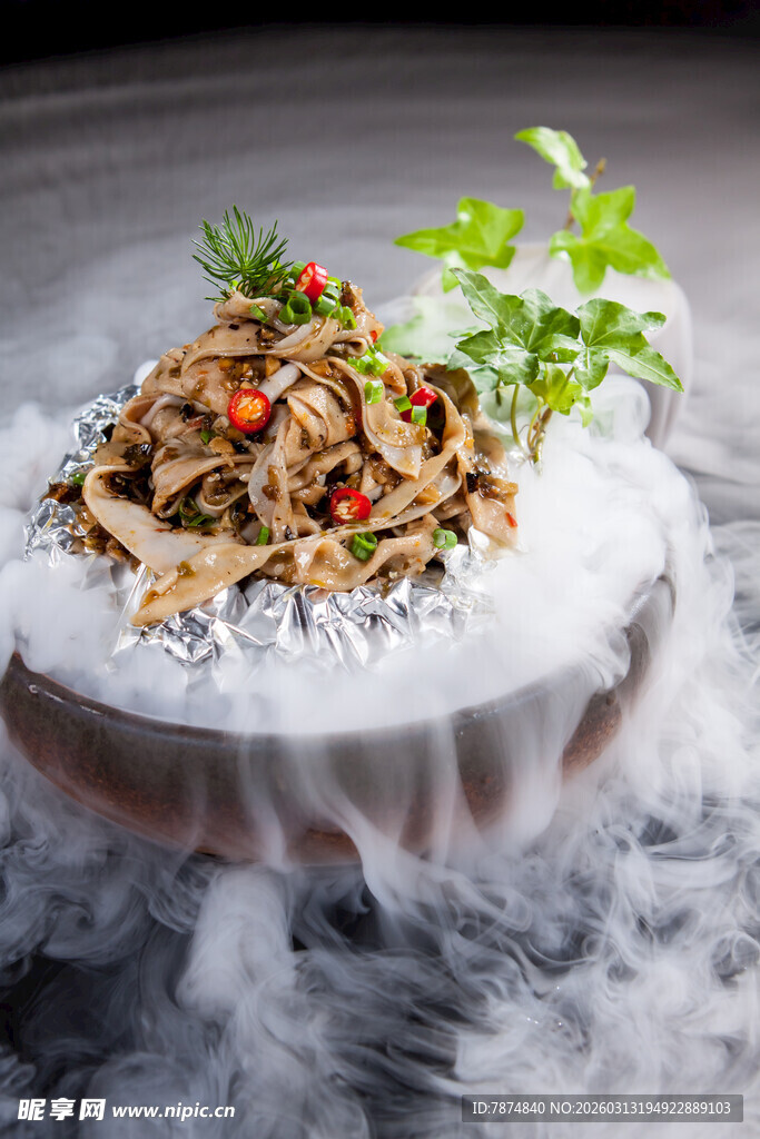 云雾缭绕的创意美食摆盘