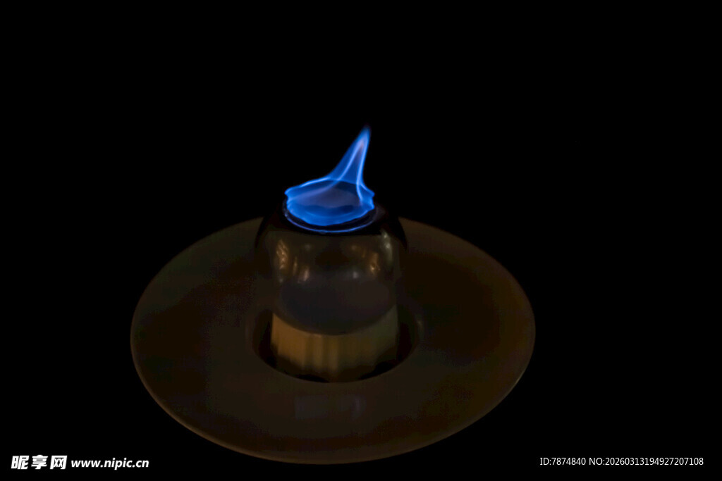 蓝色火焰酒精灯特写