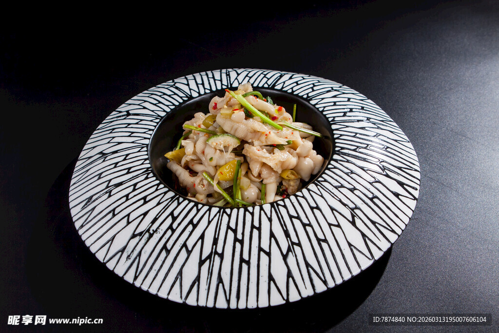 精致摆盘的美味虾仁料理