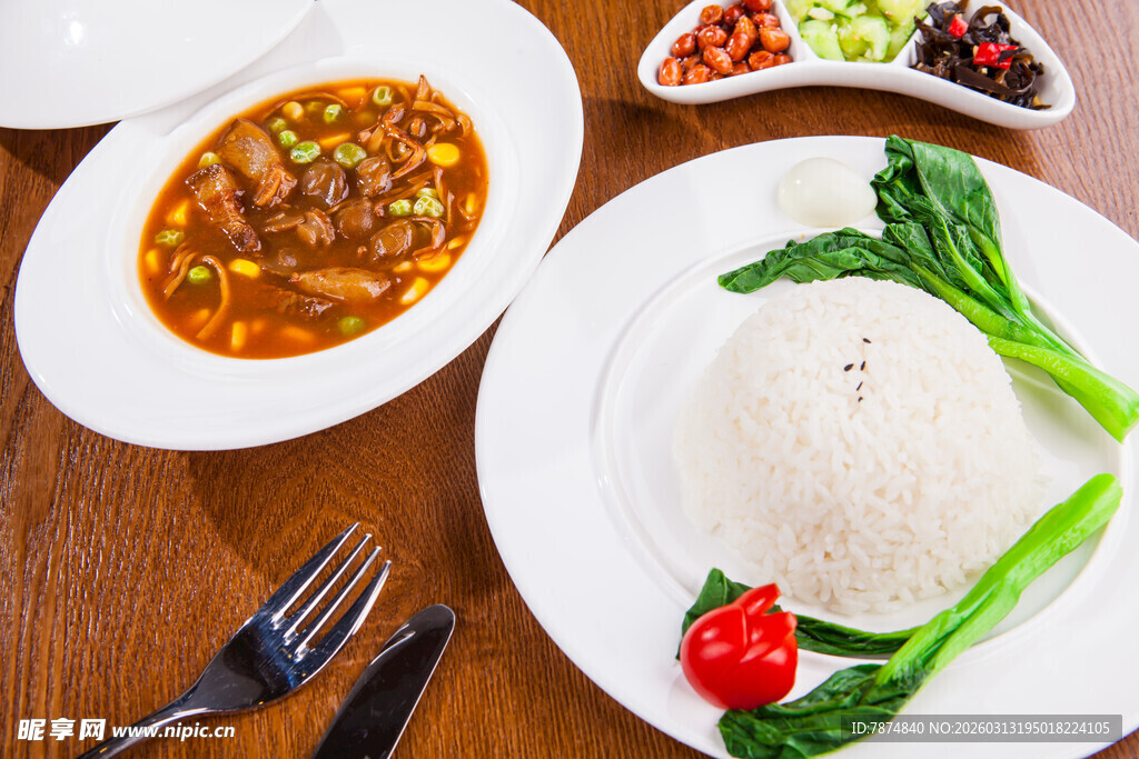 美味中式餐食搭配蔬菜