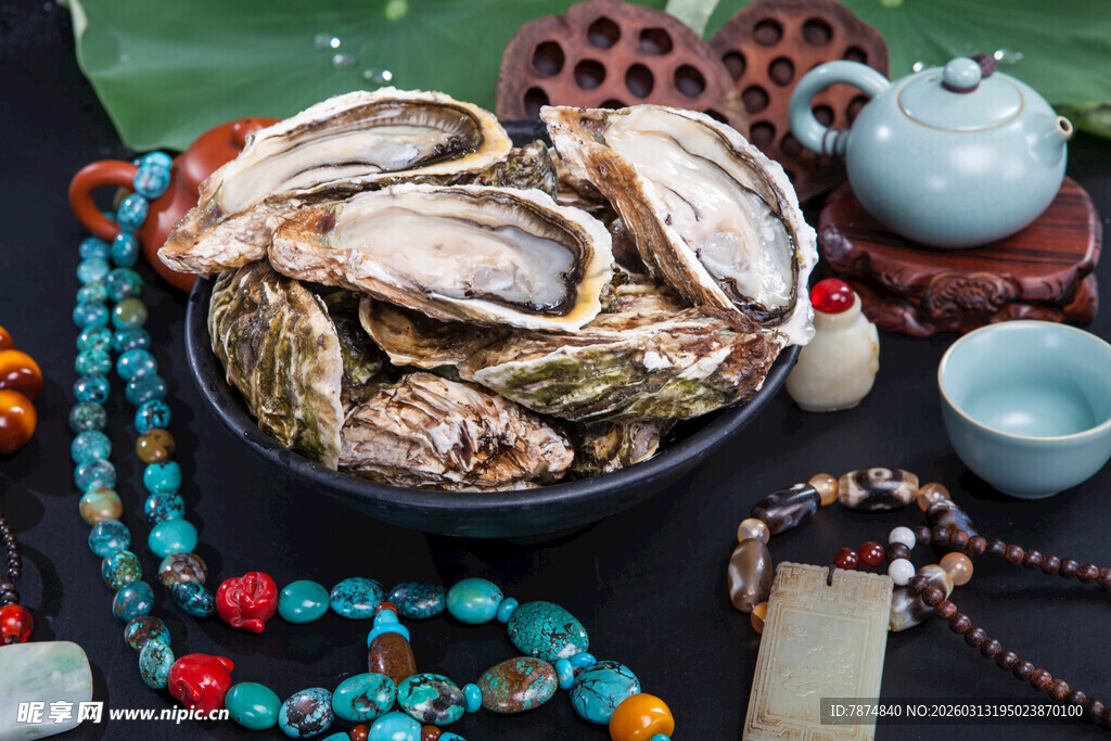 新鲜牡蛎与古风茶具组合