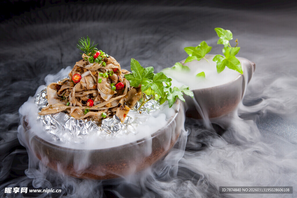 冰上烟雾中的美味凉拌菜