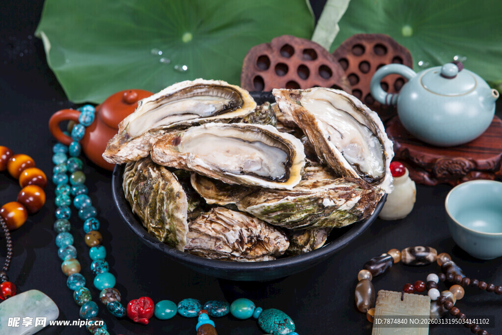 新鲜生蚝搭配中式茶具摆件