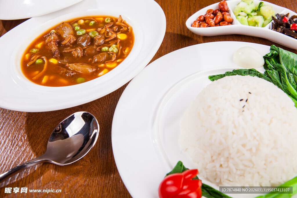 美味盖浇饭搭配新鲜蔬菜