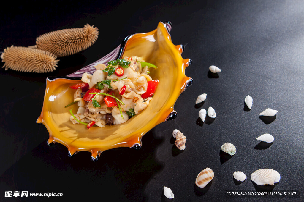 刺角瓜盛装的美味料理