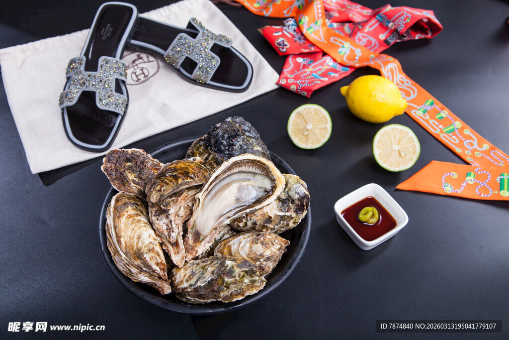 海鲜配休闲鞋与小食