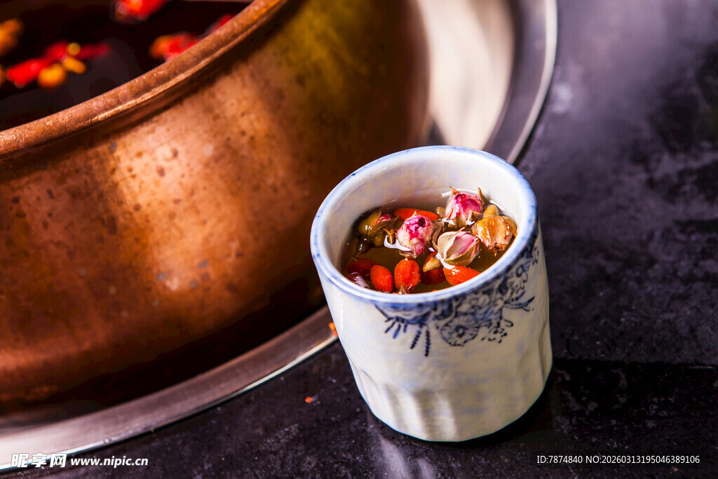 铜锅旁的精美调味小杯