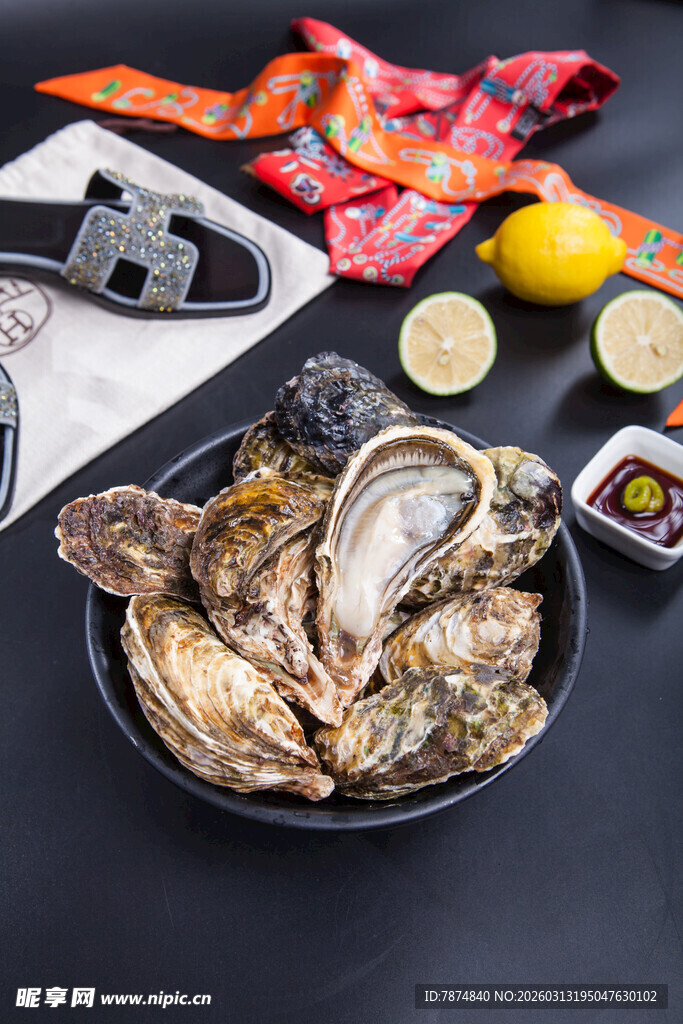 新鲜生蚝搭配多样佐料