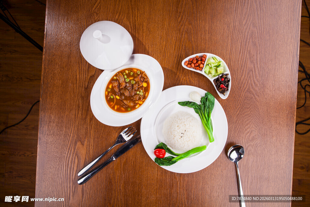 美味餐食摆放在木桌上