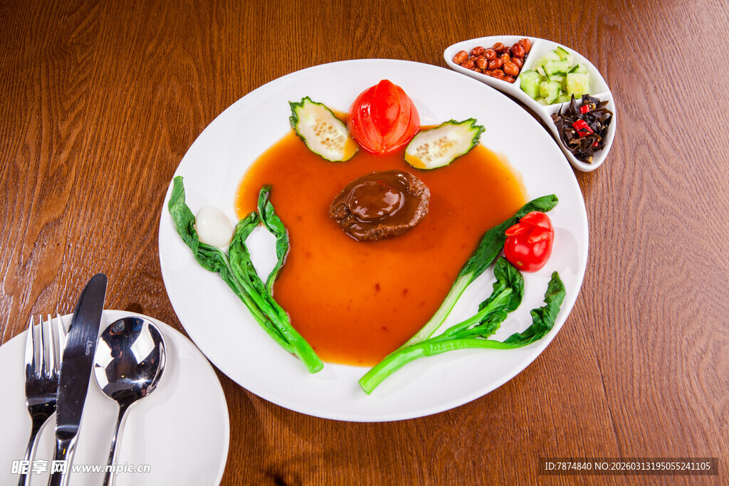 精致摆盘的浇汁牛排