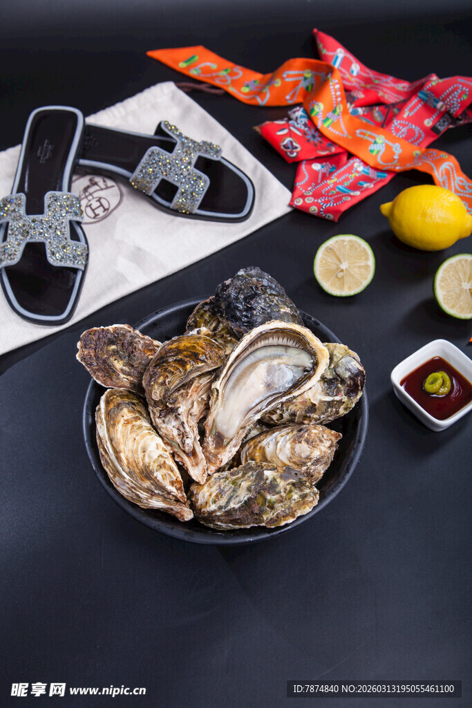新鲜生蚝搭配多样美味小食