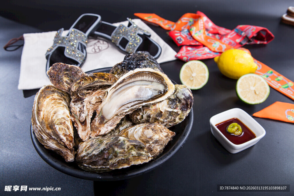 新鲜生蚝搭配多样海鲜