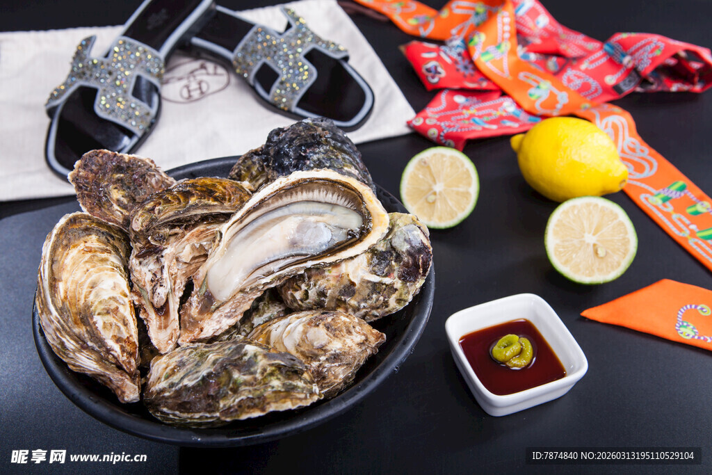 新鲜生蚝搭配多样佐料