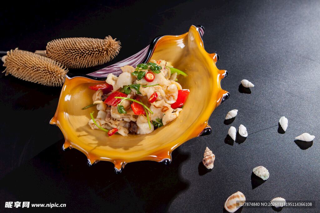 南瓜碗装多彩蔬菜沙拉