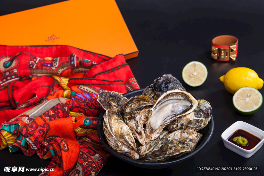 多彩背景下的新鲜牡蛎美食