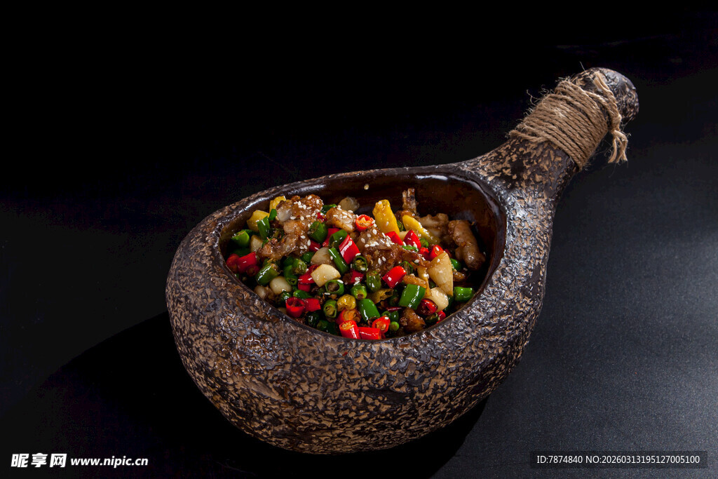 石臼盛装的多彩美味菜肴