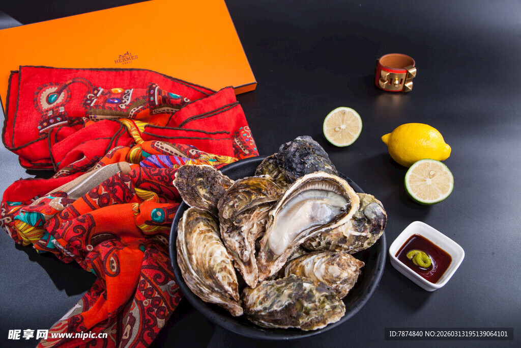 新鲜生蚝配多样佐料拼盘