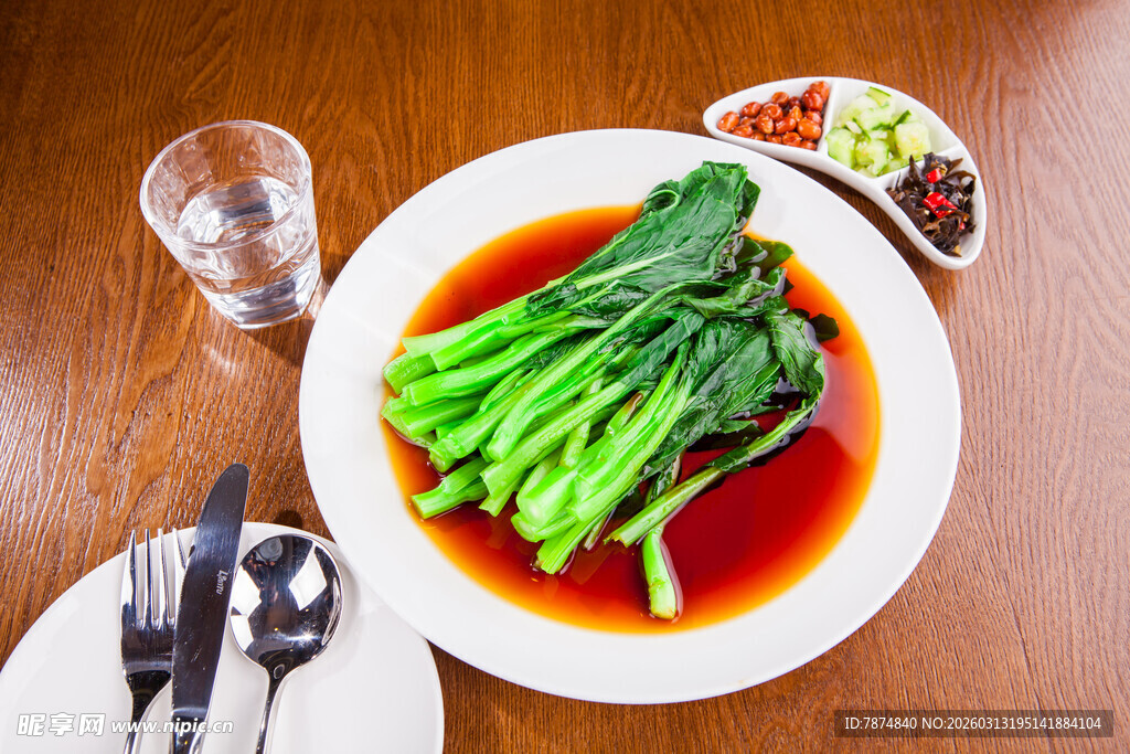 白盘盛炒青菜色泽诱人