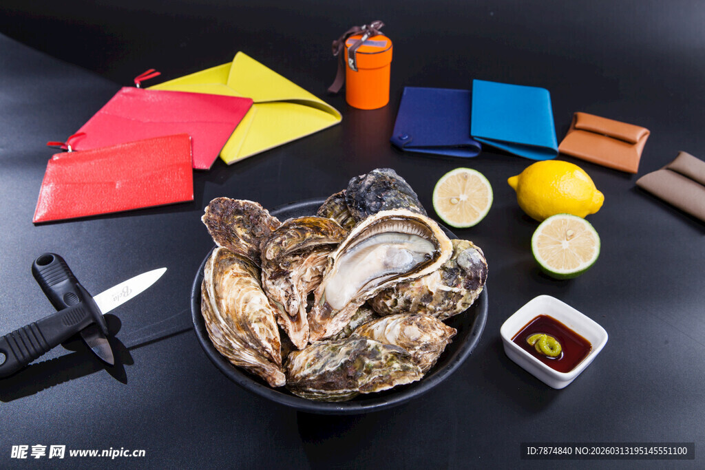 新鲜生蚝搭配多样调料