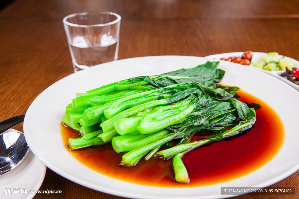 清炒青菜摆于盘