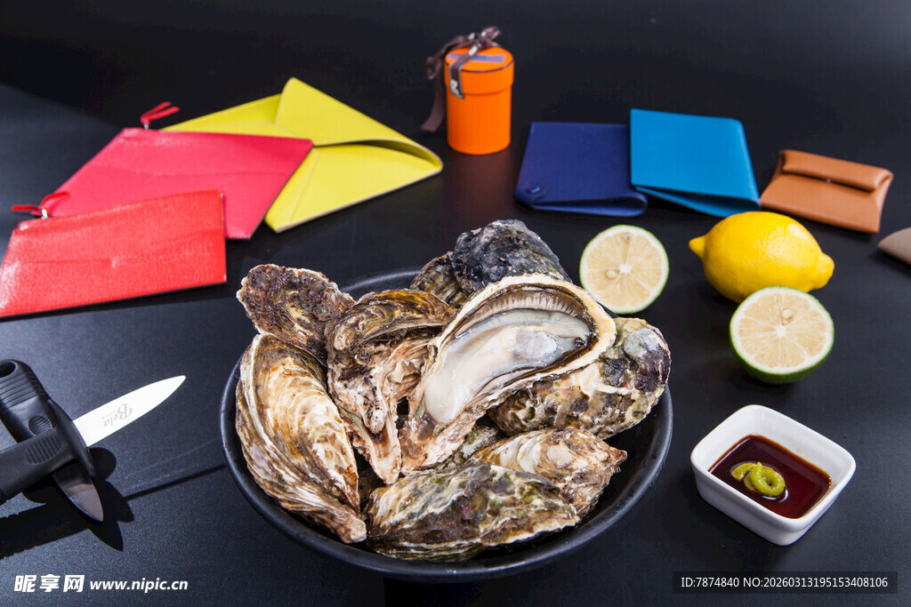 新鲜生蚝配调料与工具