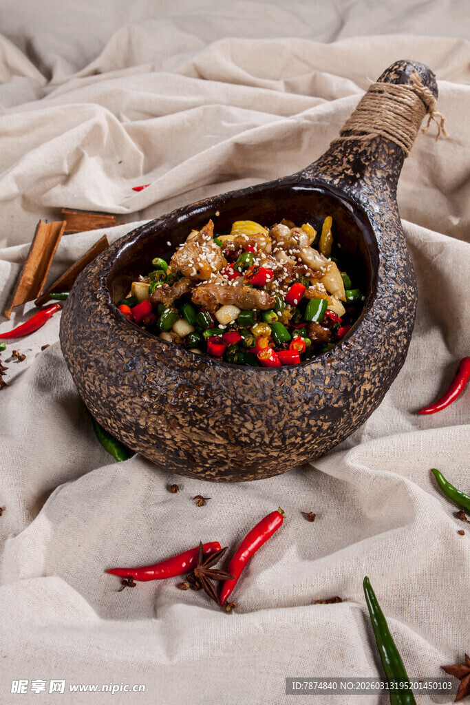 石锅中的美味山野菜肴