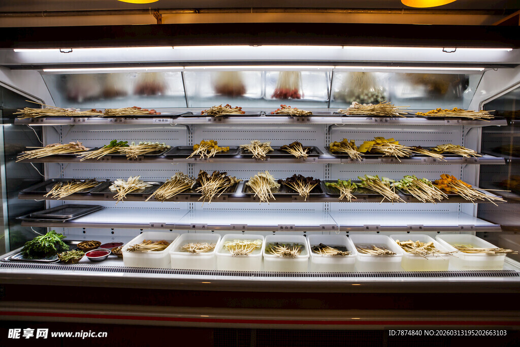 丰富多样的美食陈列柜