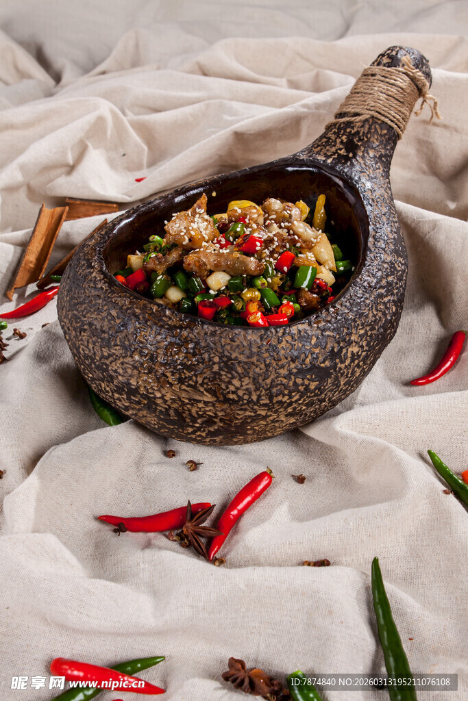 石锅美味菜肴 色泽诱人