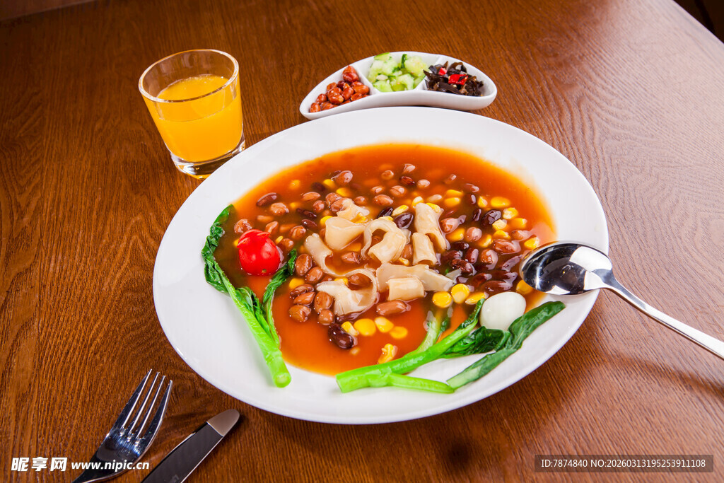 美味豆腐菜肴配蔬菜饮品