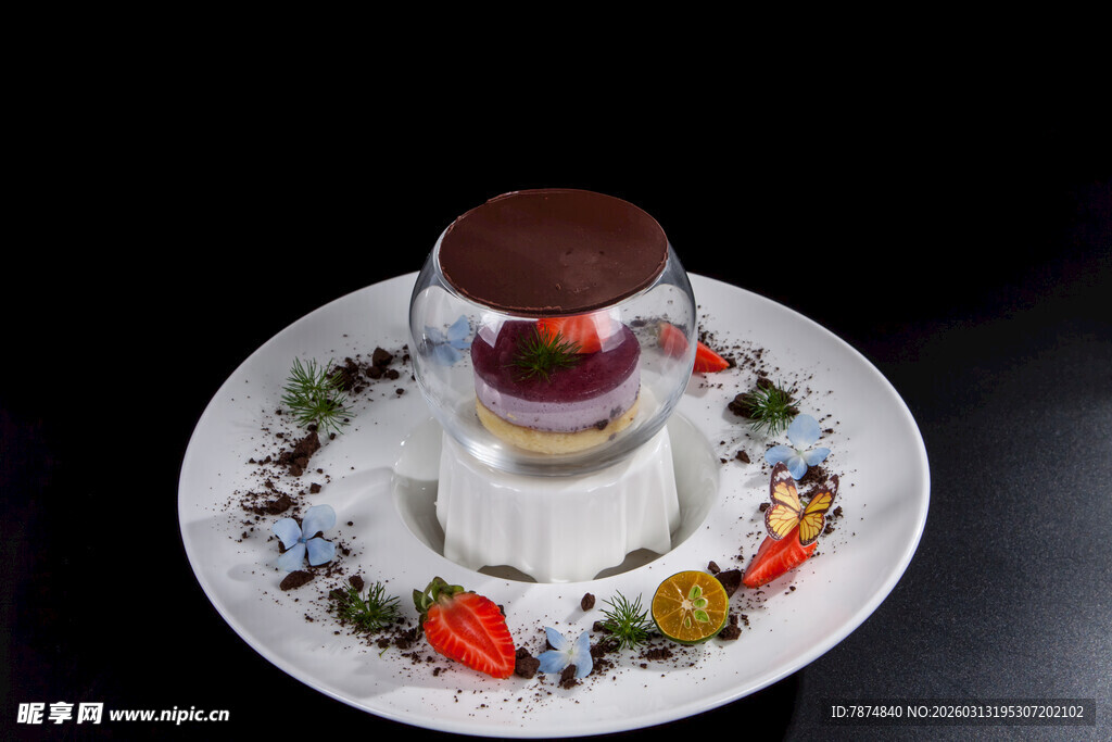 精致多层甜点摆于花盘