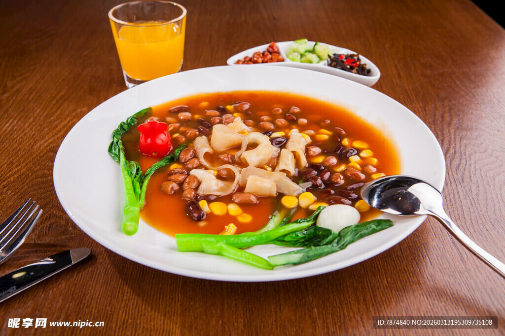 美味菜肴搭配橙汁与小菜