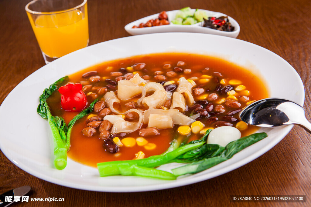 美味海鲜玉米浓汤配时蔬