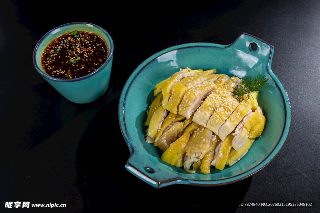 美味白切鸡搭配特色蘸料