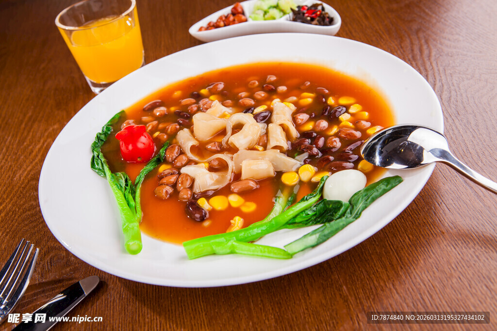 美味菜肴搭配鲜榨橙汁