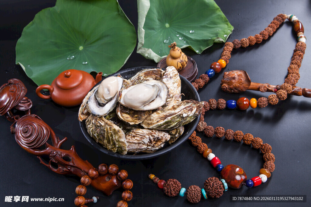 精美文玩饰品与绿植摆件