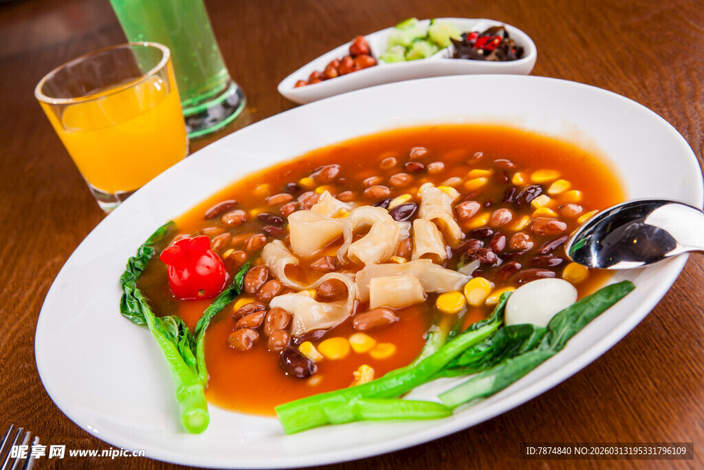 美味海鲜烩饭搭配鲜榨果汁