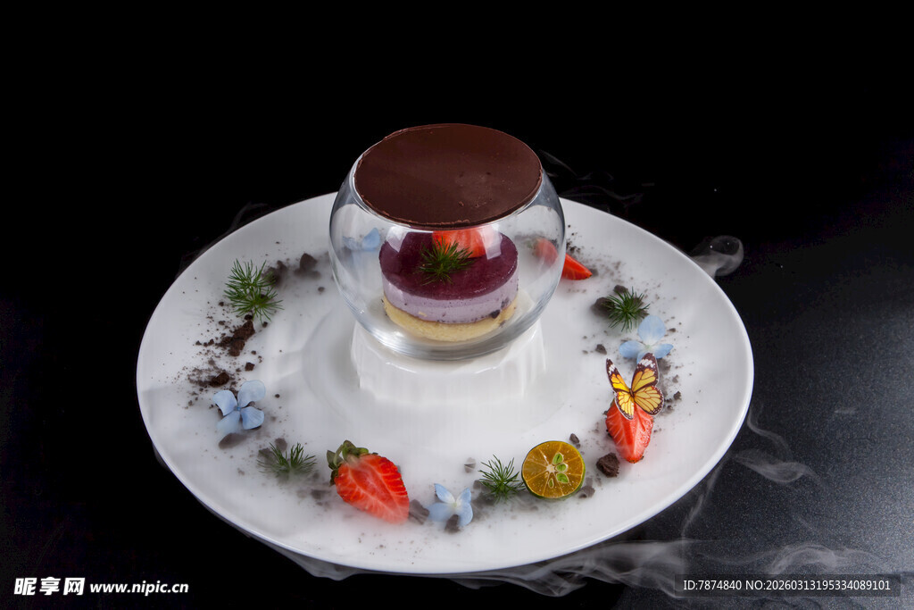 精致玻璃杯甜点配多彩装饰