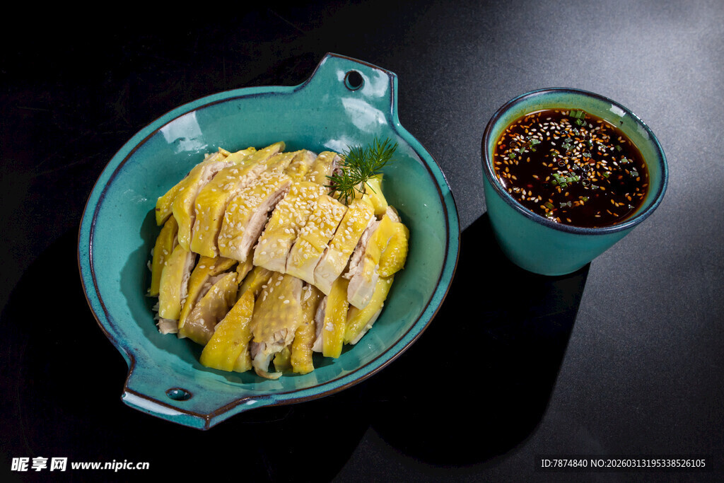美味白切鸡配特色蘸料