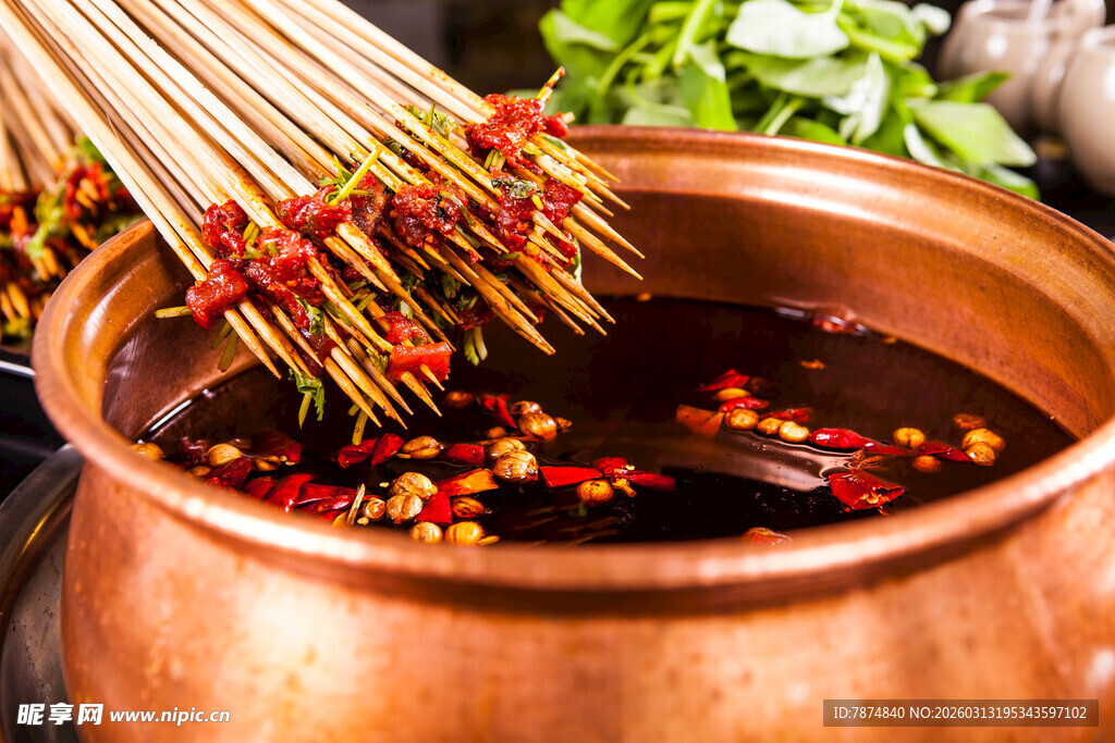 铜锅中的美味串串香