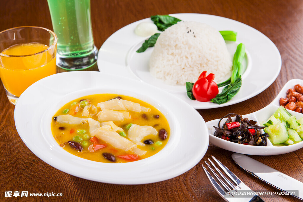 丰盛美味的单人中式餐食